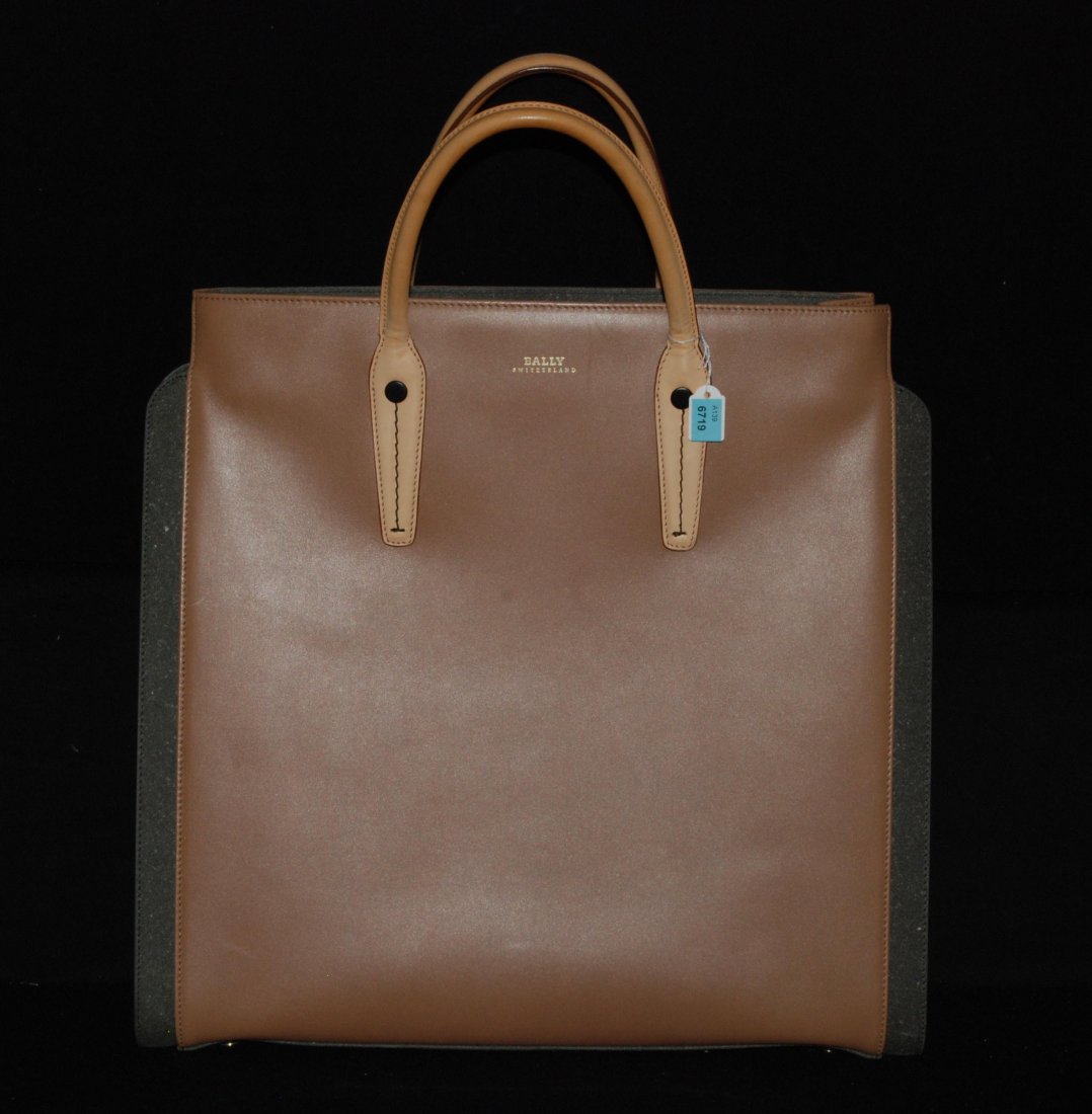 Bally, "Rachele" Shopper Grosse Tasche aus grau- und: Bally, "Rachele" Shopper Grosse Tasche aus grau- und camelfarbenem Leder. Tragegriffe aus naturfarbenem Leder. Kleines, schwarzes Portemonnaie beigegeben . 40x38x12 cm. Sehr guter Zustand.