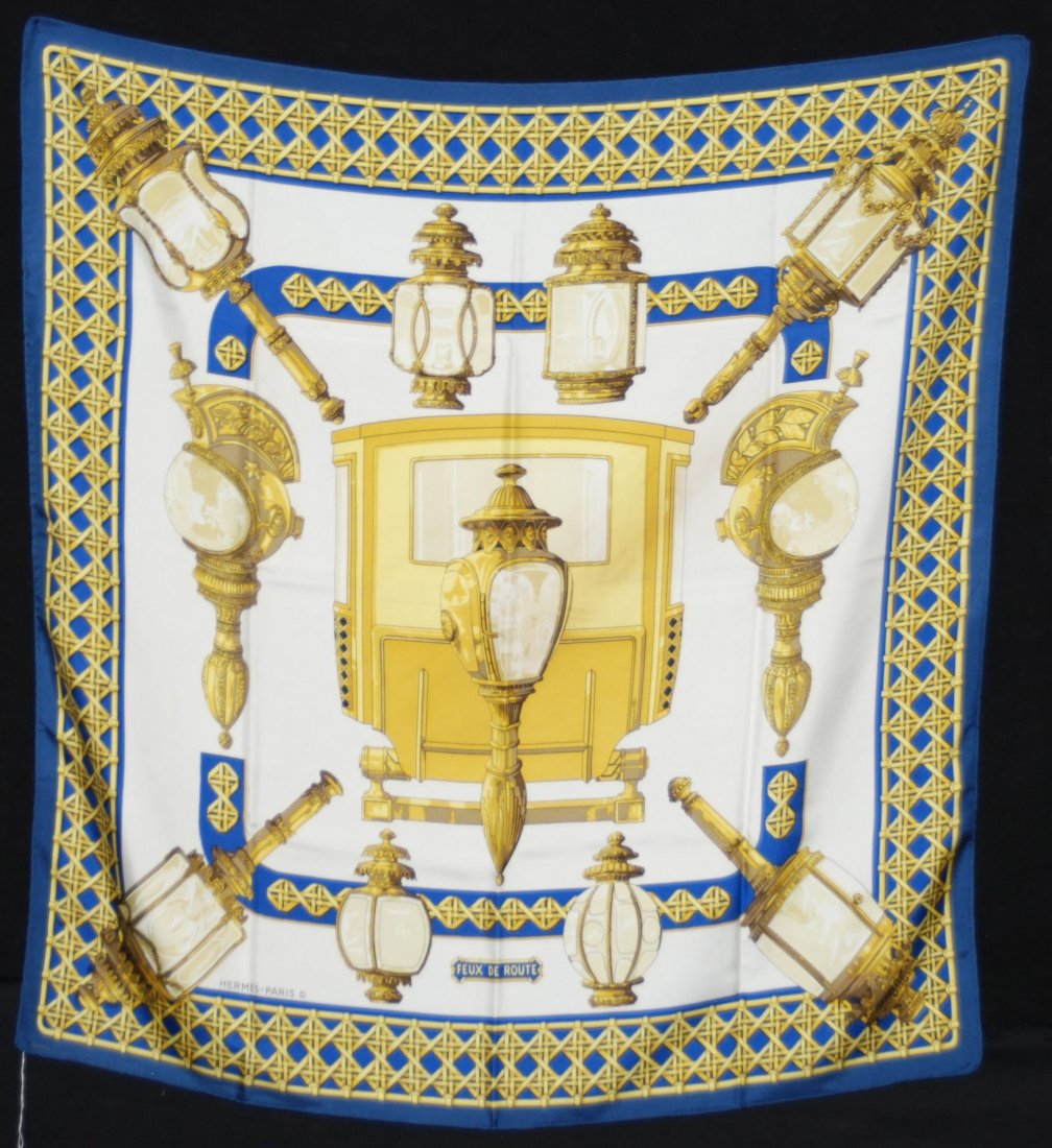 Hermès, Carré "Feux de Route" Seide. Weisser Grund mit: Hermès, Carré "Feux de Route" Seide. Weisser Grund mit dunkelblauer Umrandung. 87x87 cm. Reinigungsbedürftig.