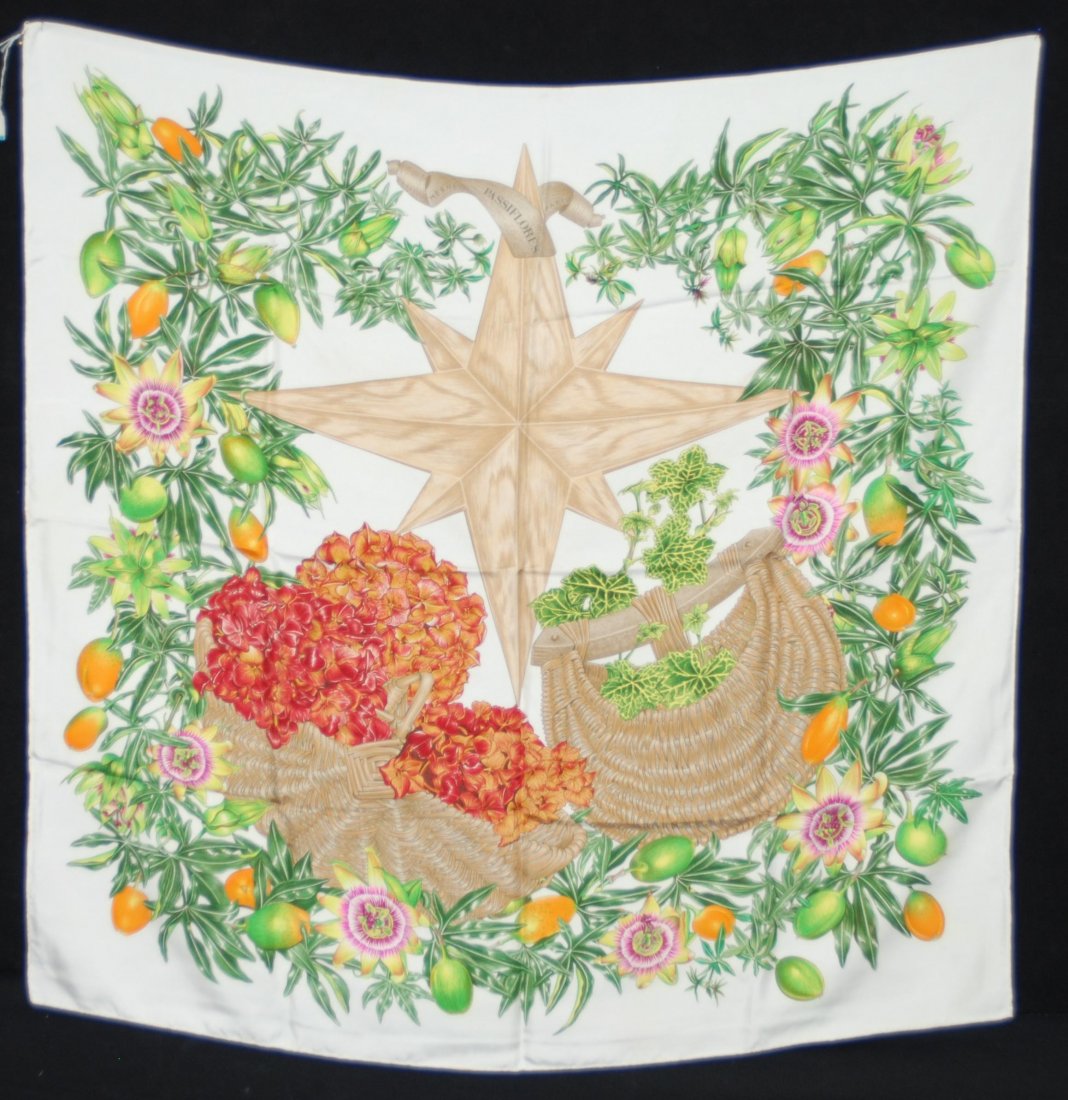 Hermès, Carré "Passiflores" Seide. Weisser Grund. 88x88: Hermès, Carré "Passiflores" Seide. Weisser Grund. 88x88 cm. Reinigungbedürftig.