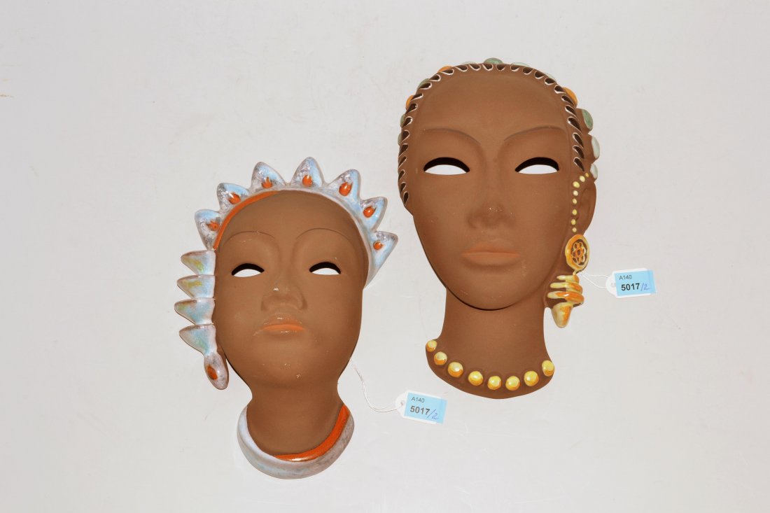Lot: 2 Wandmasken, Karlsruher Majolika Um 1933–1950. (1 of 1)