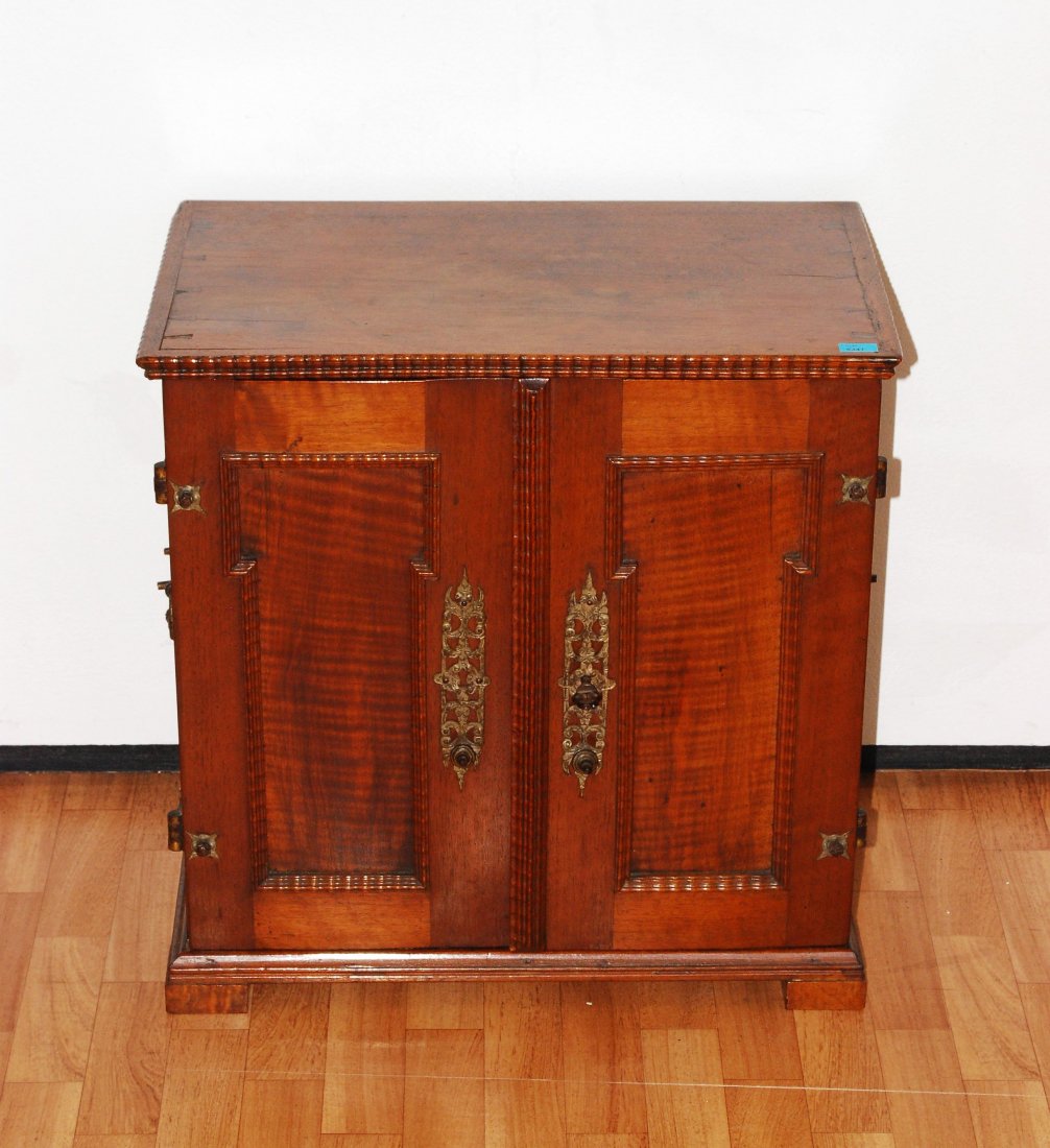 Kabinettschränkchen Barock-Stil. Holz furniert, (1 of 1)