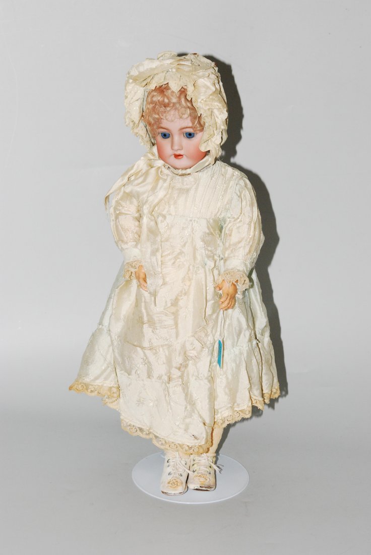 Heinrich Handwerck-Puppe Deutschland, um 1910.: Heinrich Handwerck-Puppe Deutschland, um 1910. Kurbelkopf aus Biscuit-Porzellan. Halsmarke: "Germany, HEINRICH HANDWERCK, SIMON & HALBIG, 0". Gelenkkörper aus Masse. Blonde Mohairperücke. Bekleidung