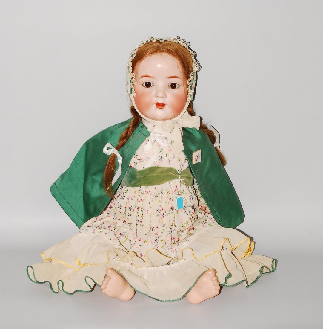 Grosse Heubach-Puppe Deutschland, um 1920. Kurbelkopf: Grosse Heubach-Puppe Deutschland, um 1920. Kurbelkopf aus Biscuit-Porzellan mit festen Glasaugen, offenem Mund und offenen Nasenlöchern. Halsmarke: "Heubach Köppelsdorf, 320 11, Germany". Gliederkö