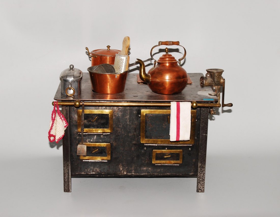 Kinderkochherd 1930er Jahre. Metallblech, geschwärzt. (1 of 1)