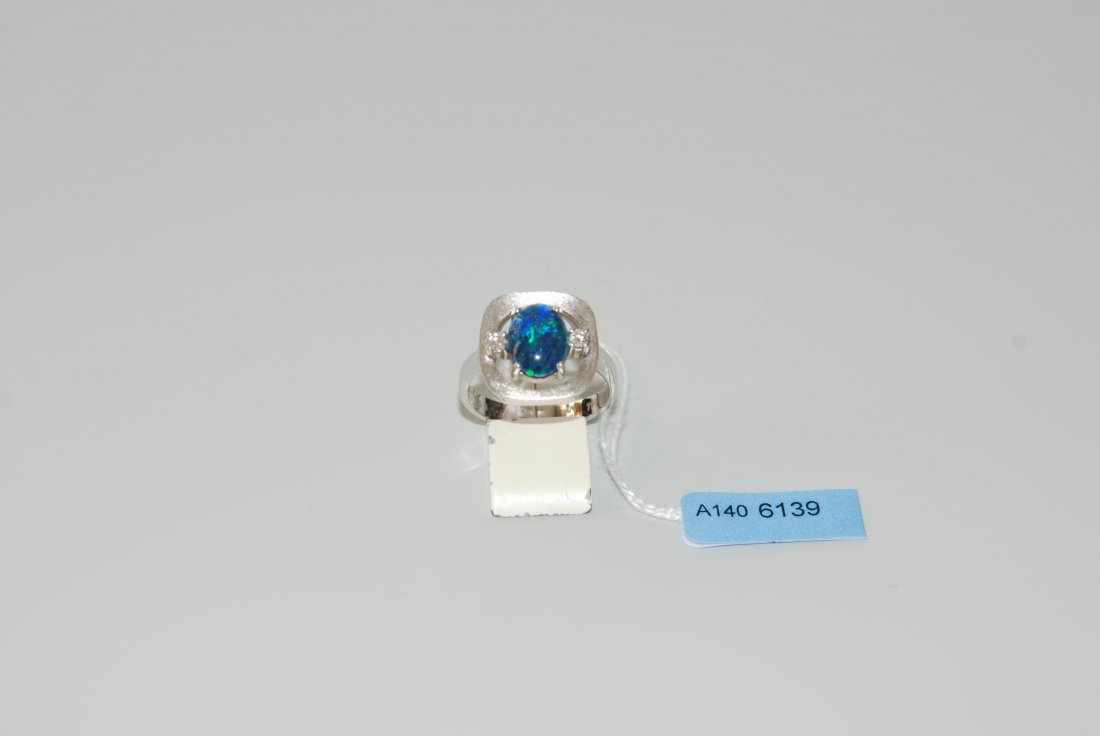 Opal-Brillant-Ring 750 Weissgold. 1 Opaltriplette,: Opal-Brillant-Ring 750 Weissgold. 1 Opaltriplette, begleitet von 2 Brillanten zus. ca. 0.08 ct. Gr. 53, 5,8 g.