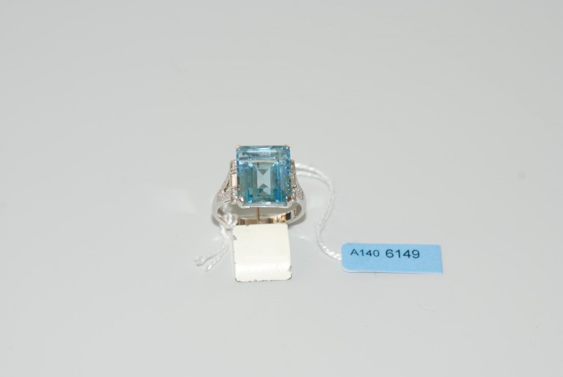Aquamarin-Diamant-Ring 750 Weissgold. Art Déco-Stil. 1: Aquamarin-Diamant-Ring 750 Weissgold. Art Déco-Stil. 1 oktagonal fac. Aquamarin ca. 6.80 ct, flankiert von 28 kl. Brillanten und 2 Diamant-Baguetten zus. ca. 0.30 ct. Gr. 55,6,1 g.