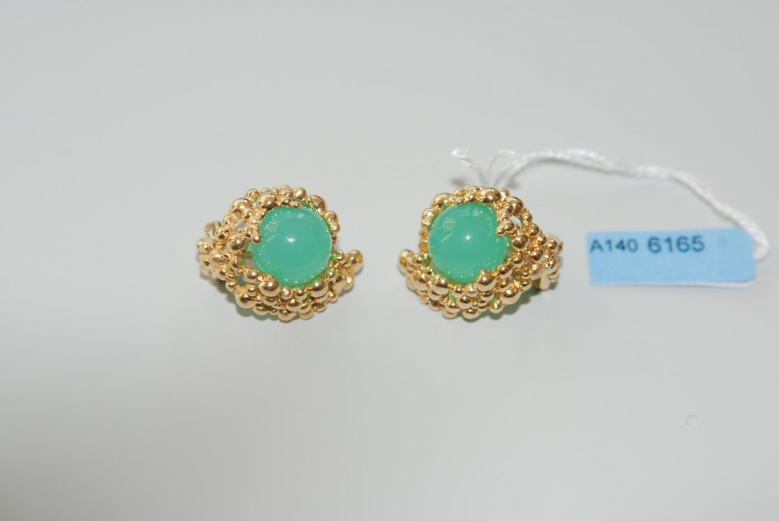 Chrysopras-Ohrclipse Gilbert Albert. 750 Gelbgold.: Chrysopras-Ohrclipse Gilbert Albert. 750 Gelbgold. Chrysopraskugeln Ø 10 mm. 1,7x2,1 cm, 15,5 g.