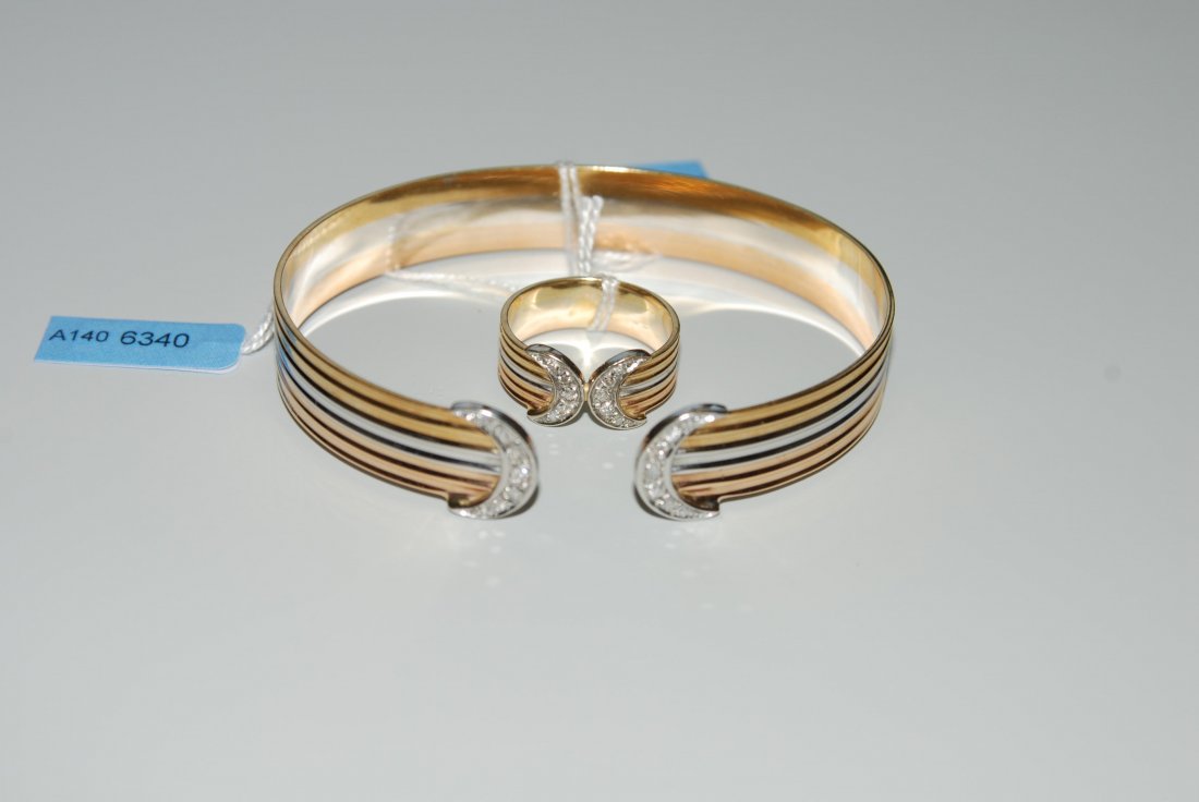 Tricolor-Demi-Parure Bucherer. 750 Gelb-, Rot- und: Tricolor-Demi-Parure Bucherer. 750 Gelb-, Rot- und Weissgold. Armspange und Ring, gerillte Oberfläche. Diamantbesatz von ca. 0.24 ct. Armreif Umfang ca. 17 cm, Ringgr. 53, Gesamtgewicht 23 g.