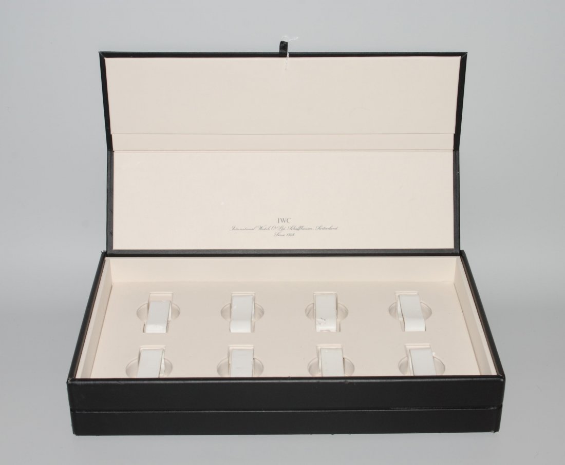 IWC Präsentationsbox Schwarze Präsentationsbox in: IWC Präsentationsbox Schwarze Präsentationsbox in Lederoptik mit IWC Prägung innen und aussen für 8 Armbanduhren 44x27x7 cm. Faltdeckel mit Lasche. Gebrauchsspuren.