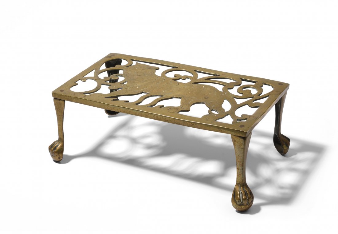 Kleiner Fussschemel Deutsch, 19.Jh. Bronze.: Kleiner Fussschemel Deutsch, 19.Jh. Bronze. Durchbrochen gearbeitet, zentrales Tigermotiv. Beine mit Klauen- und Kugelfüssen. L 27,5 cm. - Alters- und Gebrauchsspuren.