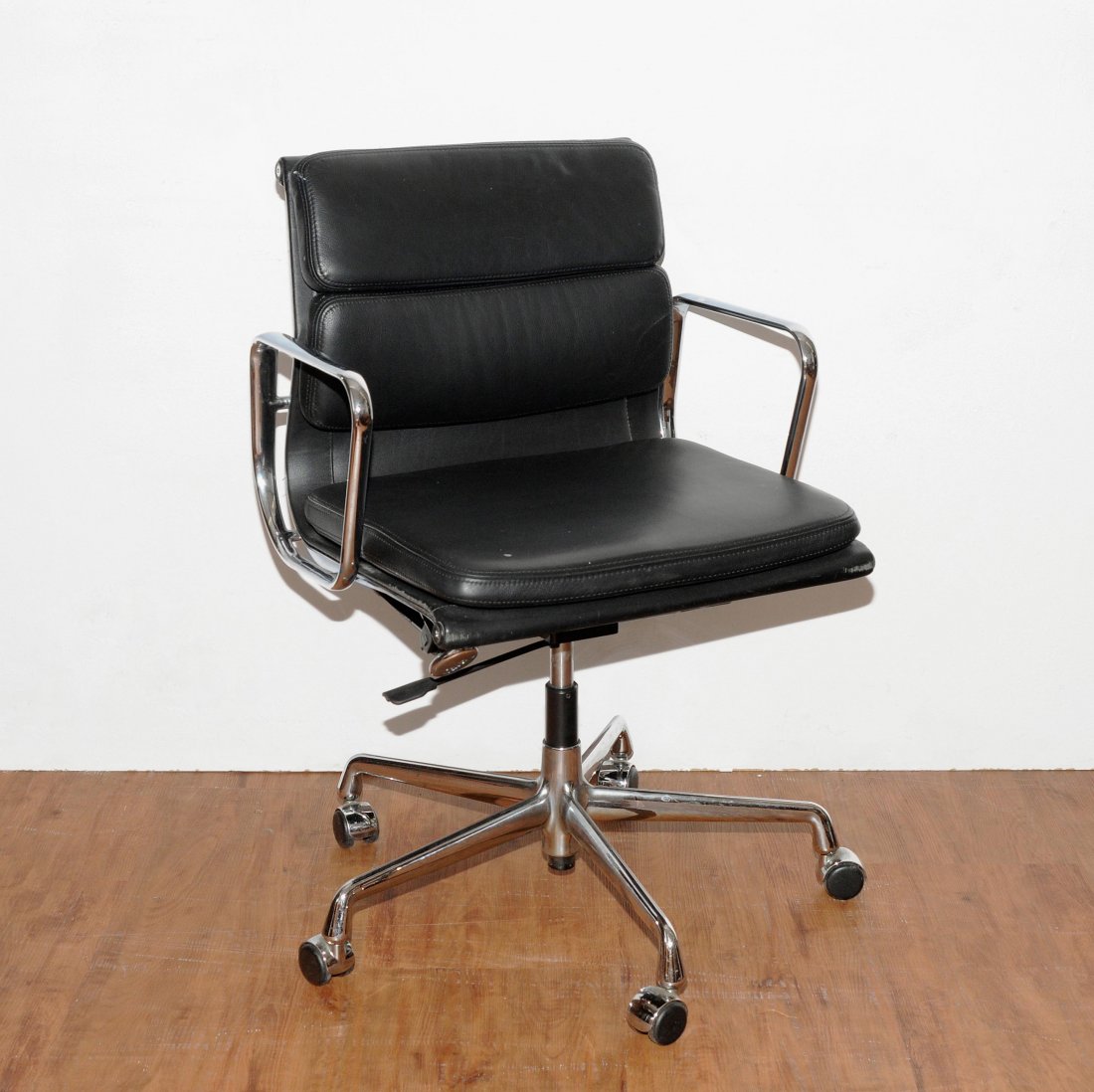 Eames, Charles und Ray Soft Pad Management Chair EA217. (1 of 1)