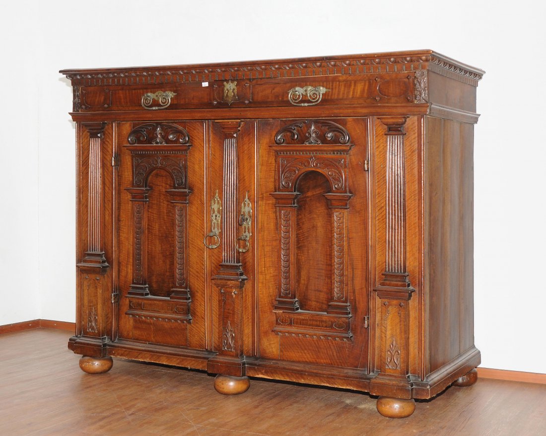 Grosse Kerdenz Barock. Nussbaum. Zweitüriger (1 of 1)