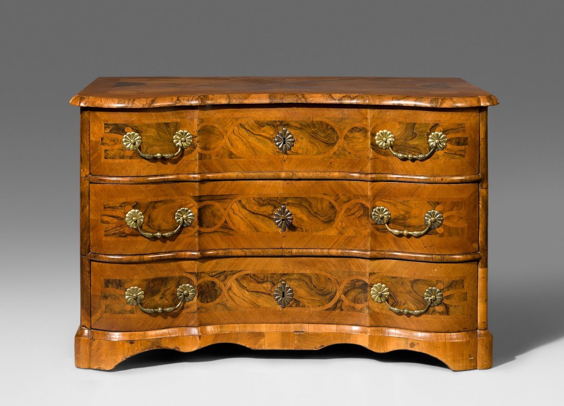 Kommode Barock, wohl Bern. Nussbaum. Dreischübige, in (1 of 1)