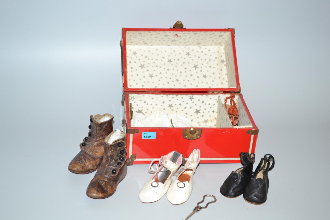 Lot: Puppenzubehör (1) 3 Paar Puppenschuhe mit (1 of 3)