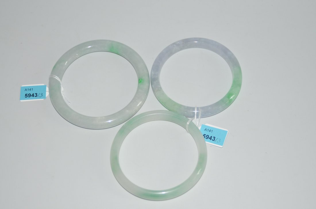 Lot: 3 Armreife China, 20.Jh. Jade. Gräuliche Jade mit (1 of 1)
