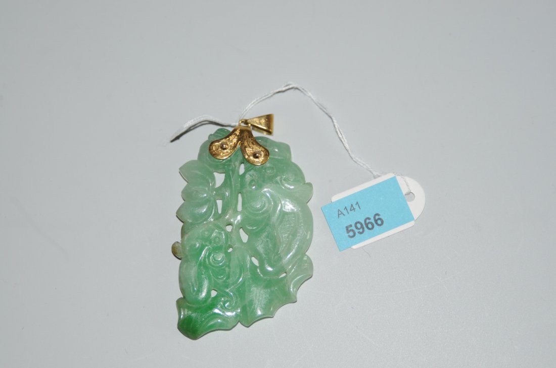 Jade-Anhänger China, 20.Jh. Grünliche Jade. (1 of 1)