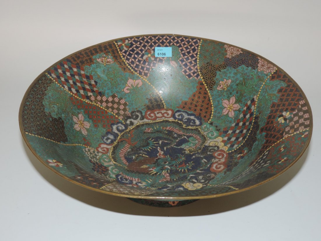 Grosse Schale Japan, um 1900. Email cloisonné. Grosse: Grosse Schale Japan, um 1900. Email cloisonné. Grosse Schale auf Standring mit ausladender Mündung. Polychromer Ornamentdekor, im Zentrum Drache umrahmt von Wolken. Schadstellen. H 10,5, D 34 cm.