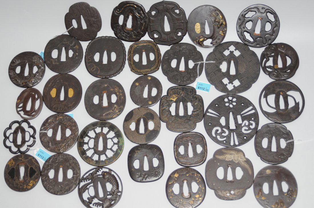 Sammlung von 32 Tsuba Japan. Eisen. 32 Tsuba in (1 of 1)