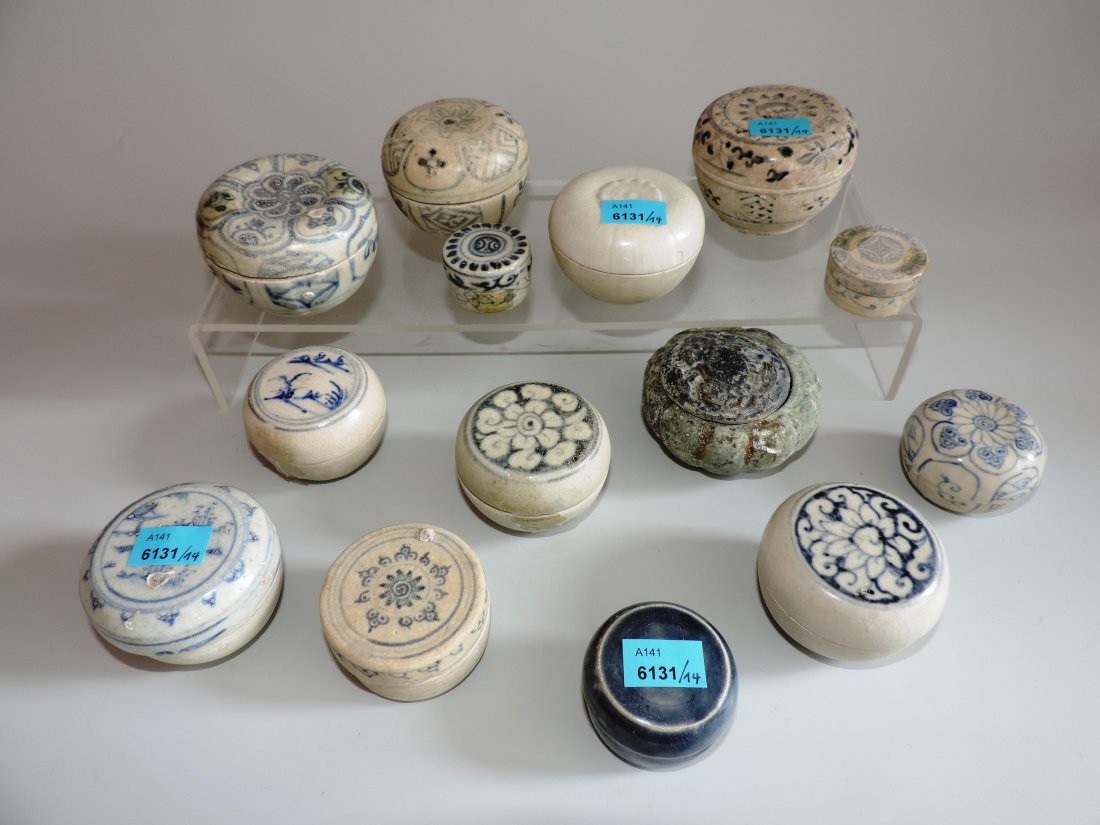 Lot: 14 kleine Deckeldosen Vietnam, 15.–16.Jh. (1 of 1)