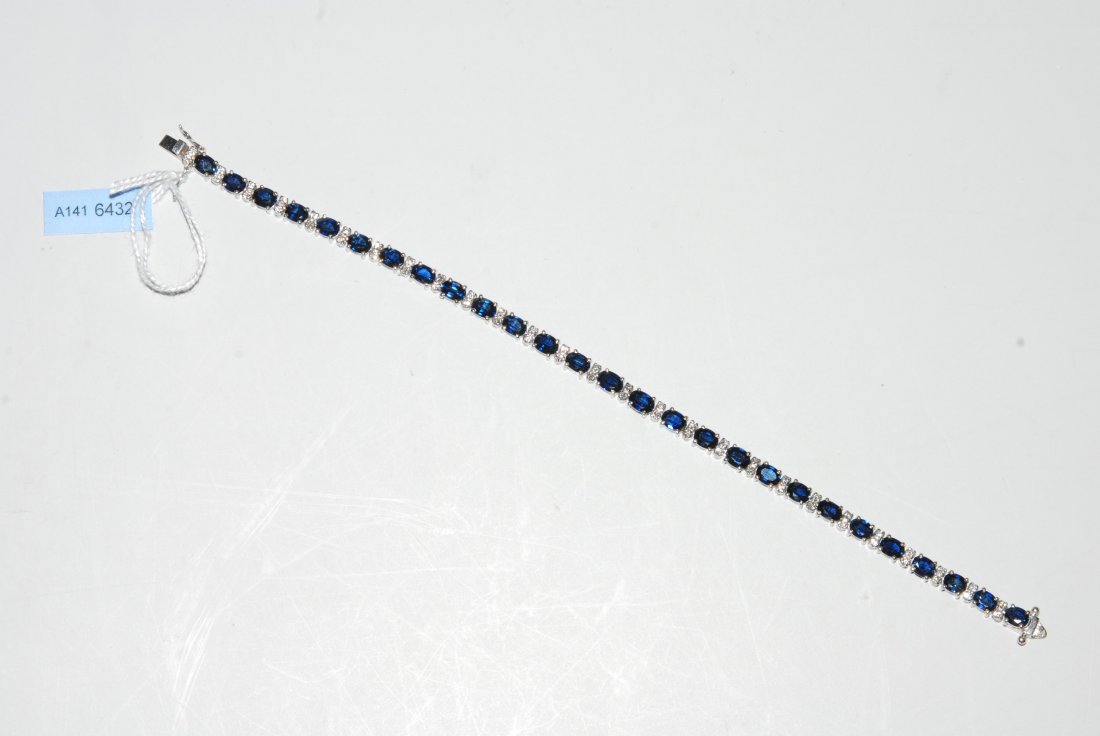 Saphir-Brillant-Armband Bucherer. 750 Weissgold. 27: Saphir-Brillant-Armband Bucherer. 750 Weissgold. 27 Saphire zus. ca. 10 ct, 54 Brillanten zus. ca. 0.50 ct. L 18 cm, 13,5 g.