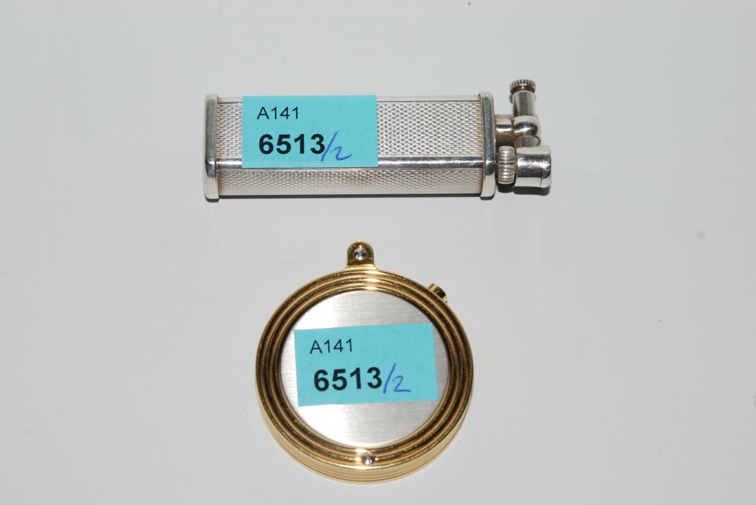 Dunhill, Feuerzeug "Sylphide" Versilbertes Metall.: Dunhill, Feuerzeug "Sylphide" Versilbertes Metall. Guillochierter Korn-Dekor. Gas. L 6 cm. Gebrauchsspuren, Kratzer. Beigegeben: Davidoff, runder Zigarrenschneider.