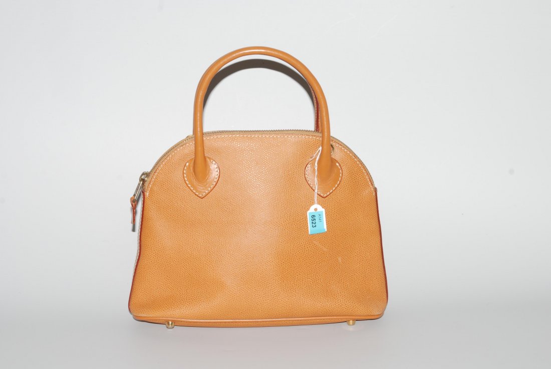 Etro, kleine Handtasche Honigfarbenes Leder.: Etro, kleine Handtasche Honigfarbenes Leder. Doppeltragehenkel und abnehmbarer Trageriemen. Reissverschluss. Innen: ein Hauptfach und ein Seitenfach mit Reissverschluss. 26x19x8 cm. Gebrauchsspuren, v