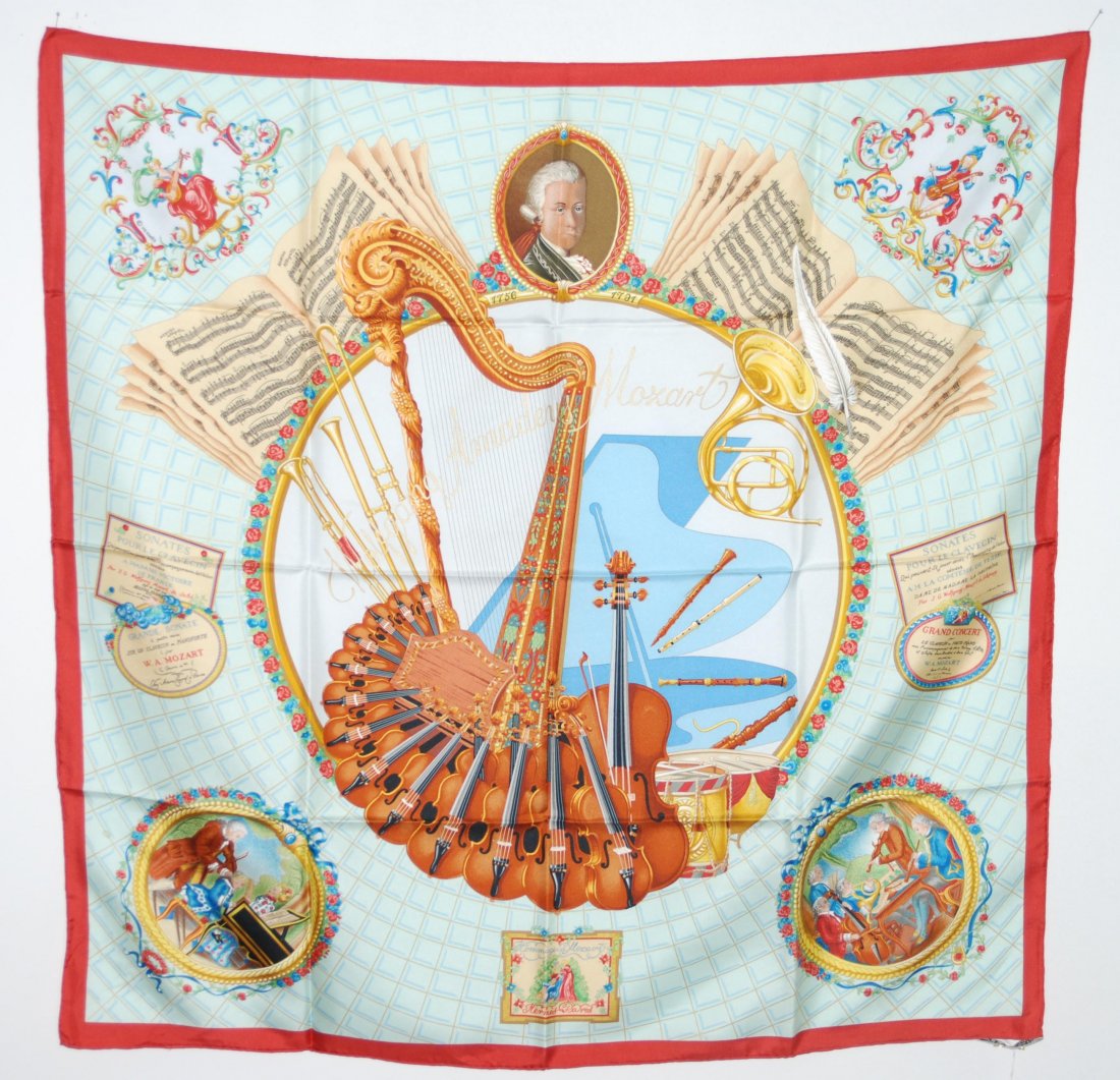 Herms, Carr "Wolfgang Amadeus Mozart" Seide. Mit: Herms, Carr "Wolfgang Amadeus Mozart" Seide. Mit hellblauem Grund und roter Umrandung. 89x89 cm. Guter Zustand.