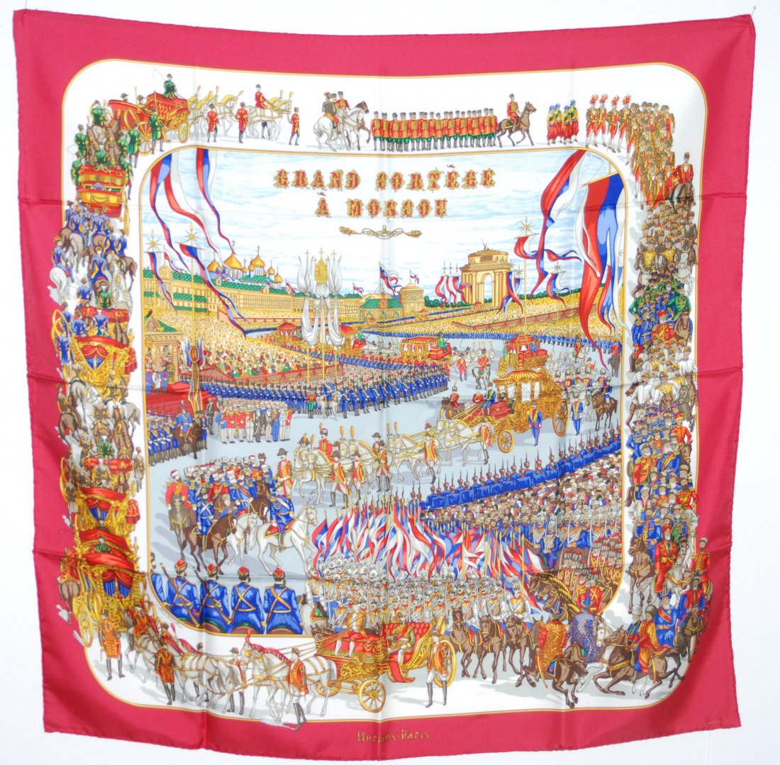 Herms, Carr "Grand Cortge Moscou" Seide. Mit: Herms, Carr "Grand Cortge Moscou" Seide. Mit Bordeauxroter Umrandung. 89x89 cm. Guter Zustand.