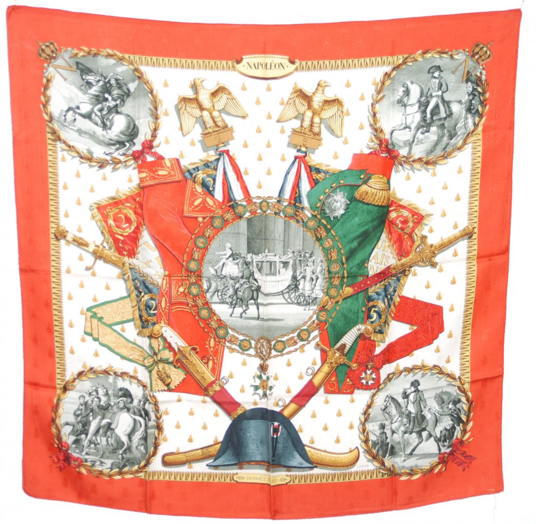 Herms, Carr "Napolon" Seide. Mit oranger Umrandung.: Herms, Carr "Napolon" Seide. Mit oranger Umrandung. 90x90 cm. Minimal fleckig, reinigungsbedrftig.