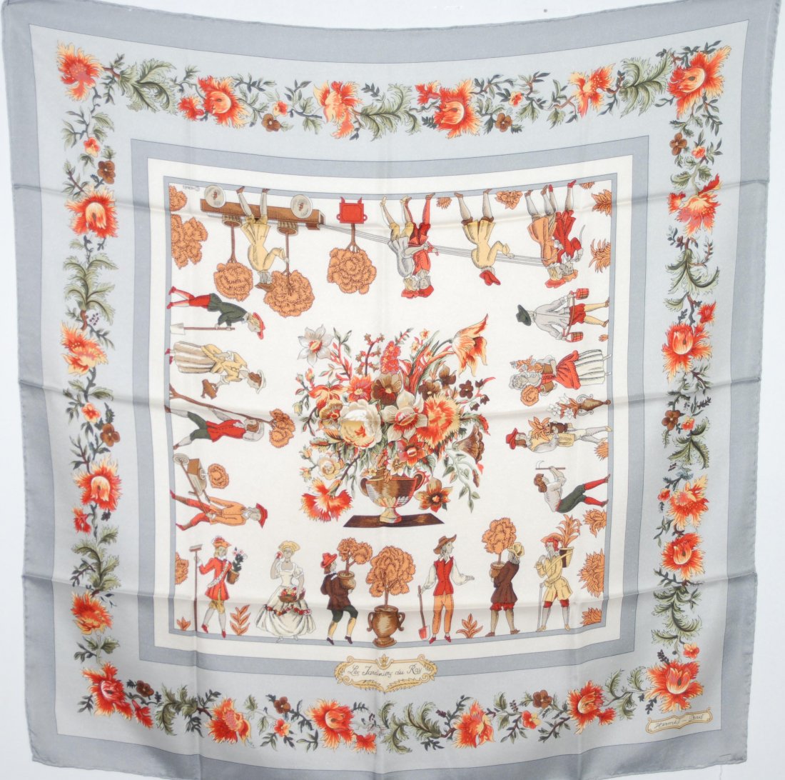 Herms, Carr "Les Jardiniers du Roy" Seide. In Grau.: Herms, Carr "Les Jardiniers du Roy" Seide. In Grau. 86x86 cm. Beim Saum gezogene Faden.