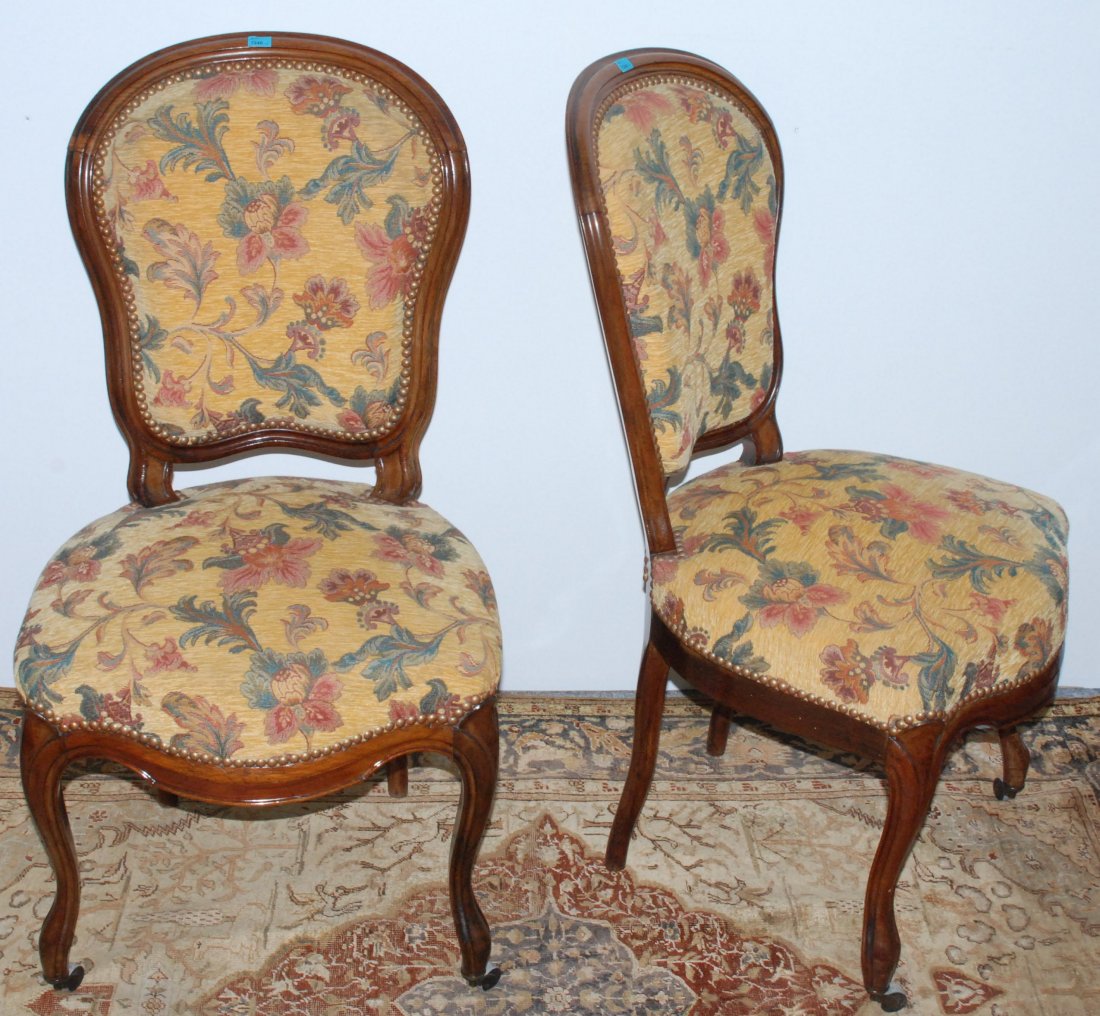 *4 Sthle Louis Philippe. Nussbaum. Halbrunde: *4 Sthle Louis Philippe. Nussbaum. Halbrunde Sitzflche ber bewegtem Gestell. Vorderbeine auf Rollen. Floraler, gelblicher Stoffbezug. Gebrauchsspuren. 48x59x92 cm.