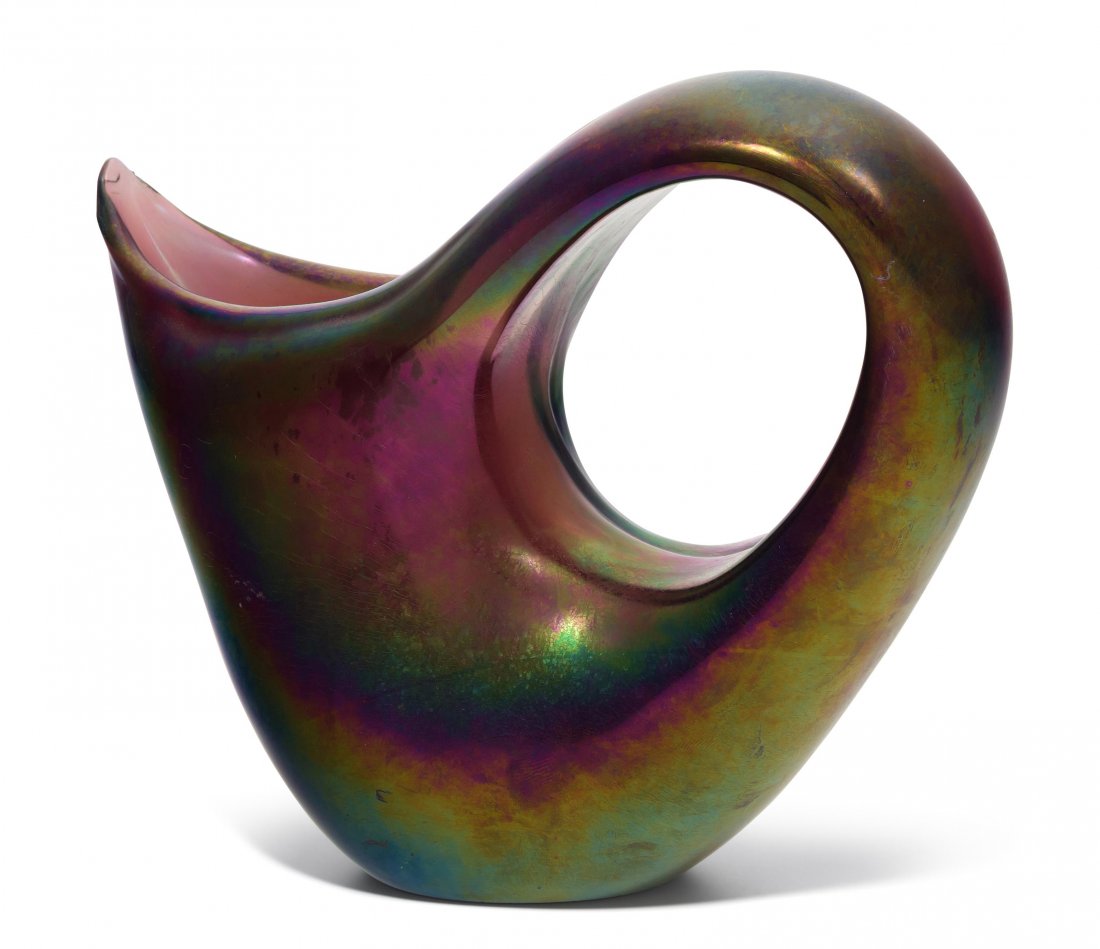 Vase, Giorgio Ferro Um 1952. A.V.E.M., Murano.: Vase, Giorgio Ferro Um 1952. A.V.E.M., Murano. Farbloses Glas, violett unterfangen, lstriert. Reste eines originalen Klebeetiketts. H 18 cm.