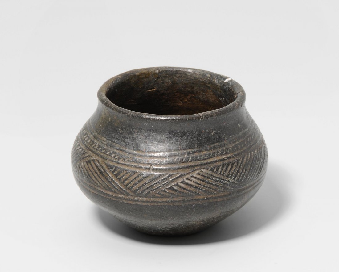 *Kleine Flechtband-Terrine Lausitzer Kultur, 10.–6.Jh. (1 of 1)