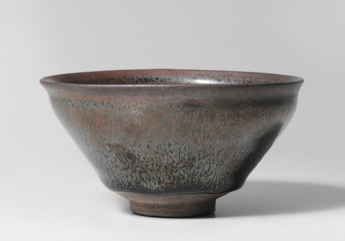 Jian-Bol China. In der Art von Song-Dynastie. Dunkler: Jian-Bol China. In der Art von Song-Dynastie. Dunkler Scherben. Schwarze Tianmu Glasur. H 6,5, D 12,5 cm.