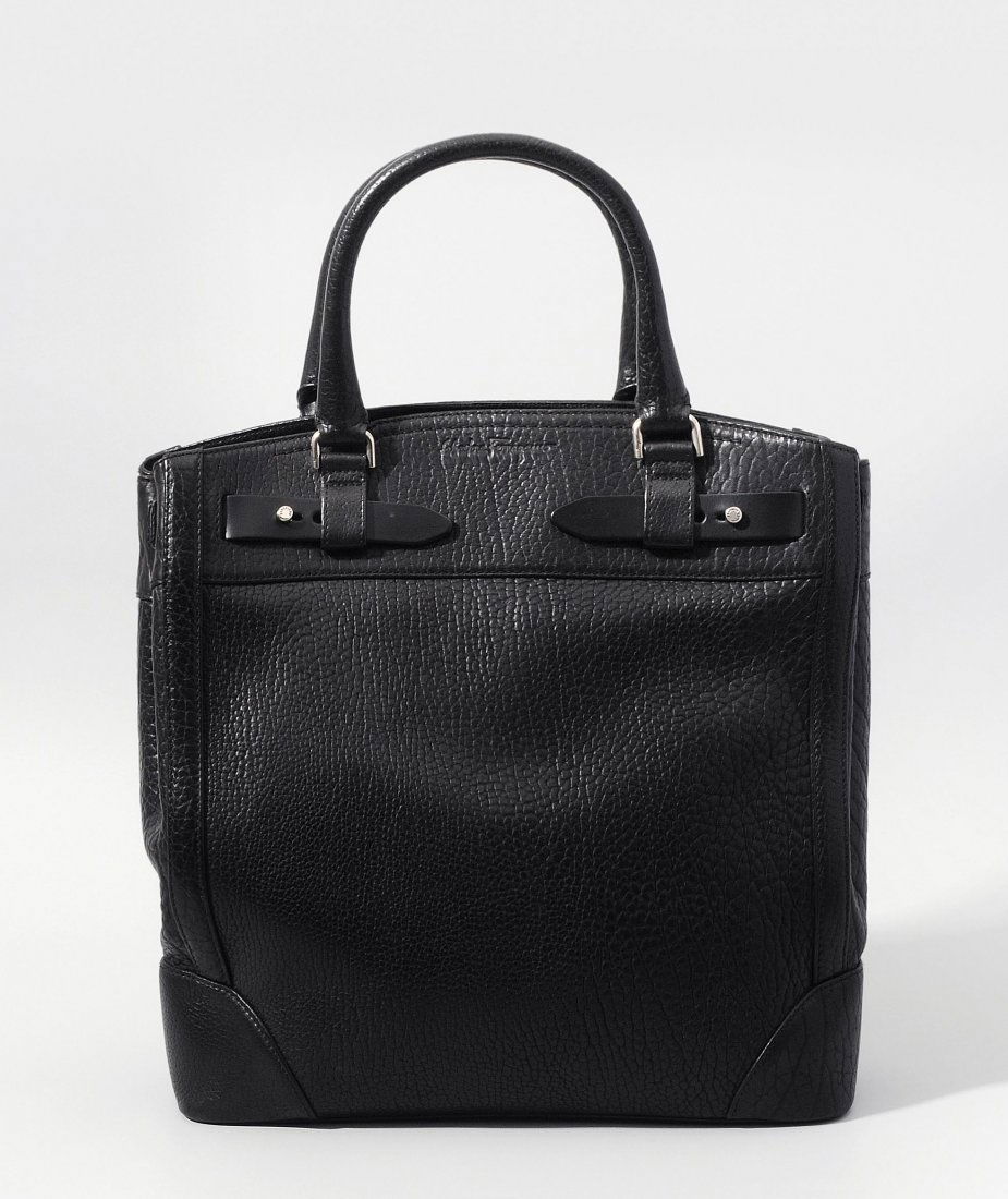 Salvatore Ferragamo, grosse Handtasche Aus schwarzem,: Salvatore Ferragamo, grosse Handtasche Aus schwarzem, genarbtem Leder. Doppelhenkel. Langer, abnehmbarer Schultergurt. Innen: zwei Haupfächer und zwei kleinere Fächer mit Reissverschluss. In Origina