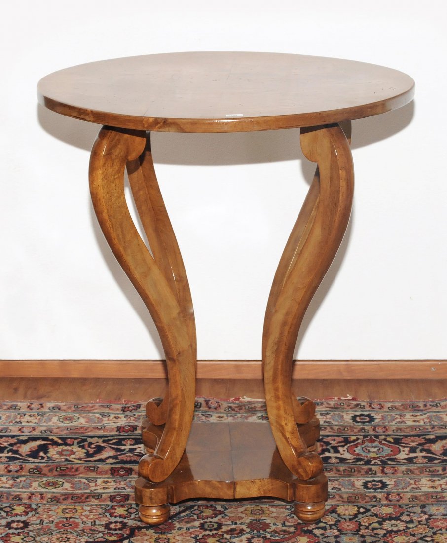 Beistelltisch Jugendstil, um 1920. Nussbaum. Rundes (1 of 1)