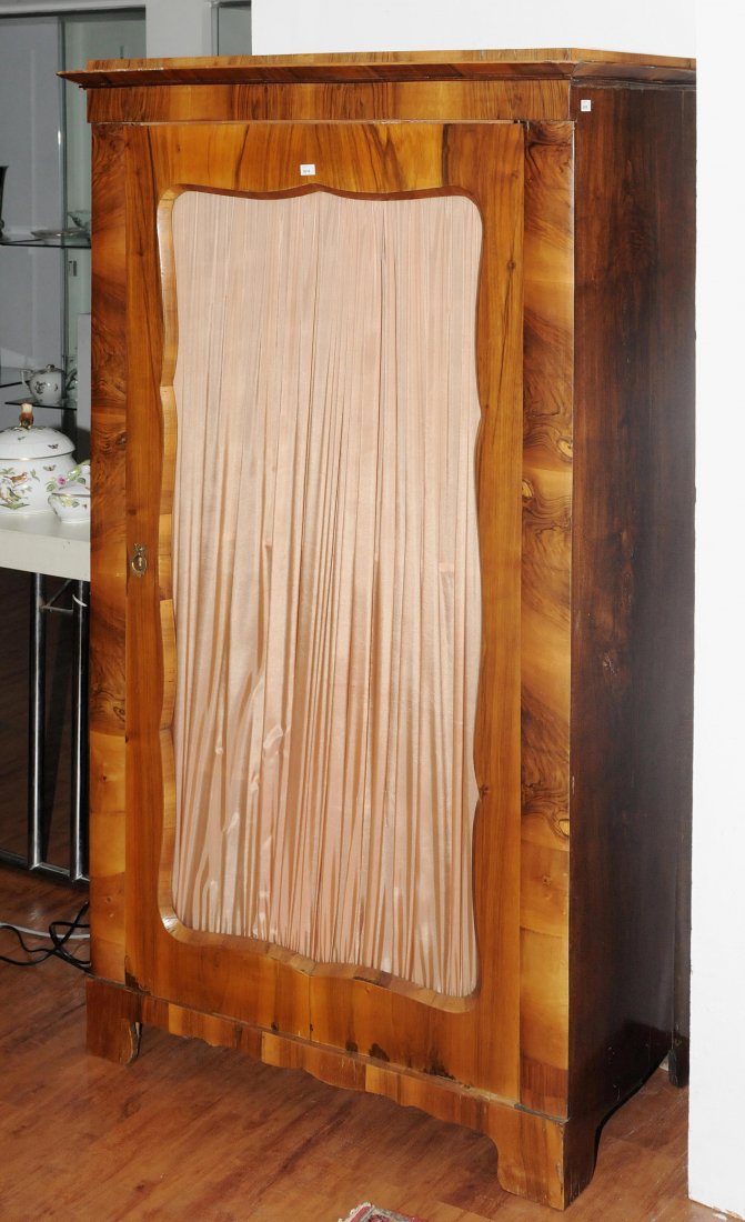 Kleiner Vitrinenschrank Biedermeier. Nussbaum. (1 of 1)