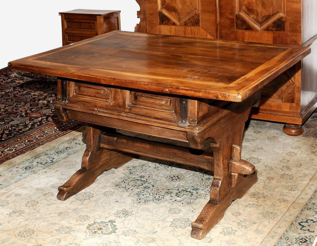 Kastentisch Barock. Nussbaum. Seitlich ausgeschnittene (1 of 1)