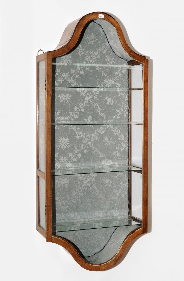Hängevitrine Biedermeier. Nussbaum. Front und seitlich: Hängevitrine Biedermeier. Nussbaum. Front und seitlich verglaster Korpus mit bewegtem Giebel und Sockel. Gebrauchsspuren. 44x19x106 cm.