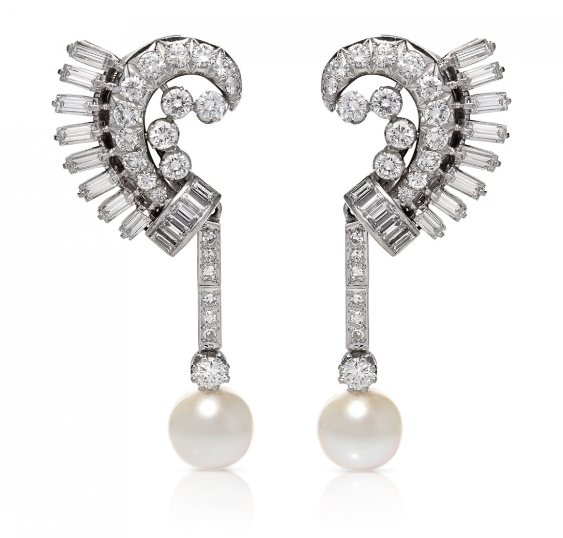 Kulturperlen-Diamant-Ohrhnger Bucherer. 950 Platin,: Kulturperlen-Diamant-Ohrhnger Bucherer. 950 Platin, vernickelt. 2 crmefarbene Kulturperlen von 9 mm. 26 Diamant-Baguetten von ca. 1.75 ct, 32 Brillanten von ca. 2.20 ct und 12 Diamanten von ca. 0.12 c