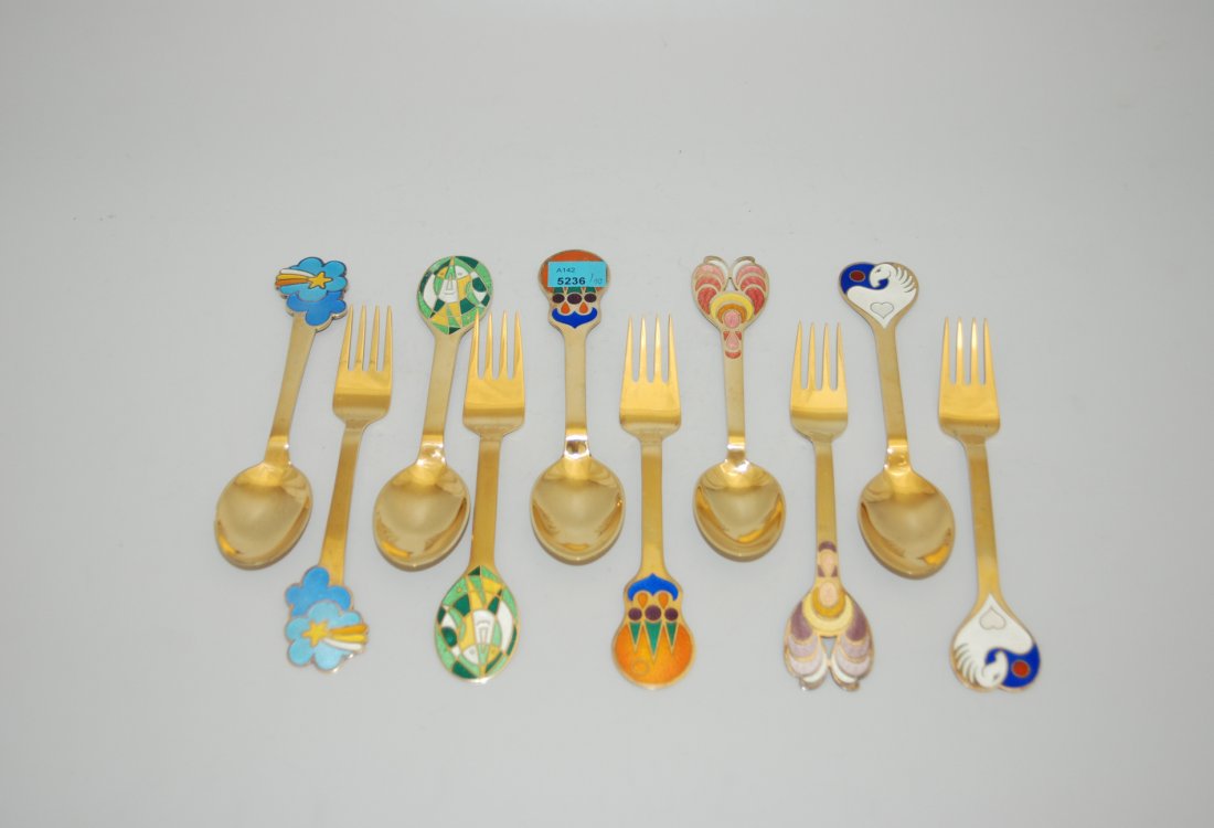 Lot: 10 Jahresbesteckteile, A. Michelsen Dnemark,: Lot: 10 Jahresbesteckteile, A. Michelsen Dnemark, 1972–1980. Silber, vergoldet. Lffel und Gabeln mit buntem Emaildekor. L ca. 16 cm/ ca. 460 g.