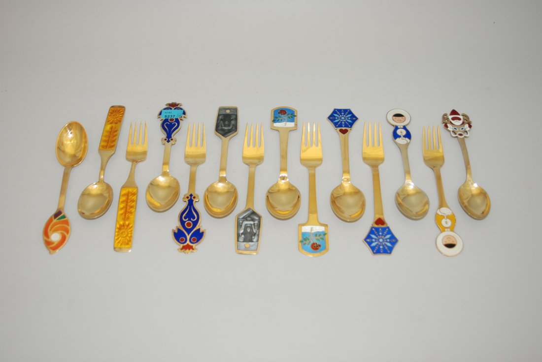 Lot: 14 Jahresbestecke, A. Michelsen Dnemark,: Lot: 14 Jahresbestecke, A. Michelsen Dnemark, 1967–77. Silber, vergoldet. Lffel und Gabeln mit buntem Emaildekor. L ca. 16 cm/ ca. 650 g.