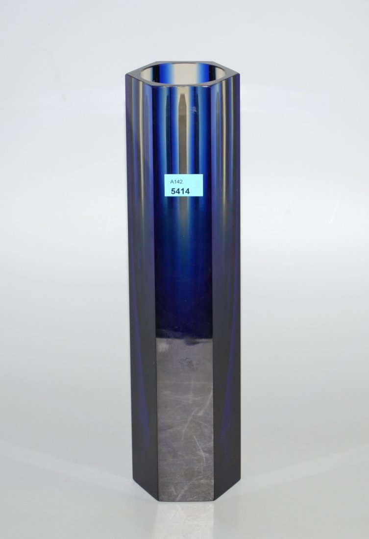 Holmegaard-Vase 20.Jh. Farbloses, partiel blau: Holmegaard-Vase 20.Jh. Farbloses, partiel blau unterfangenes Kristallglas, geschliffen. H 29,5 cm.