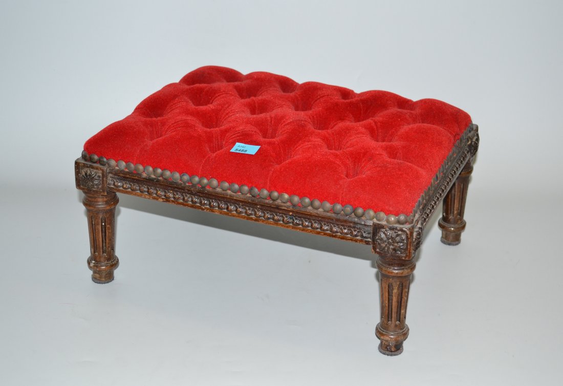 Fussschemel Louis XVI-Stil. Reliefiertes Holzgestell (1 of 1)