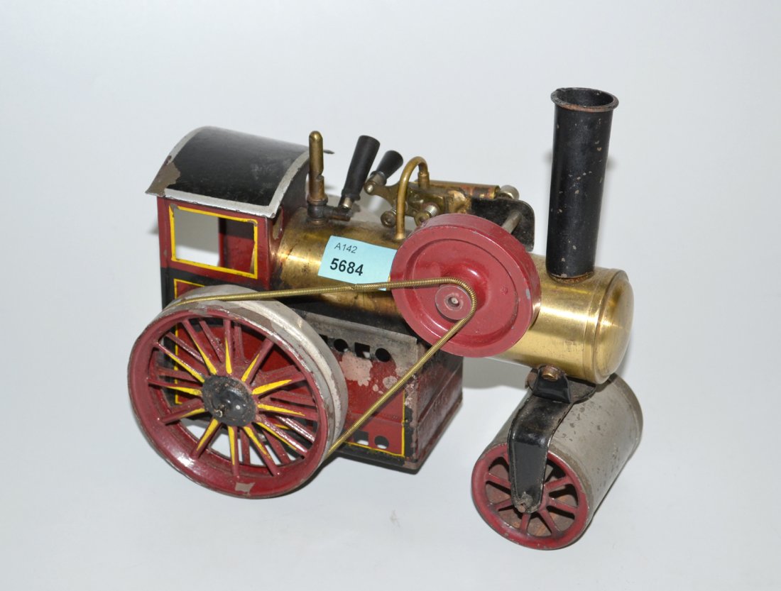 Bing-Dampfwalze Deutschland, 1923–28. Fahrbare: Bing-Dampfwalze Deutschland, 1923–28. Fahrbare Dampfstrassenwalze mit mattgeschliffenem Messingkessel und lenkbarer Walze. Laufrder, Schwungrad und Frhrerhaus handlackiert. Spiritusfeuerung. L 16,5 