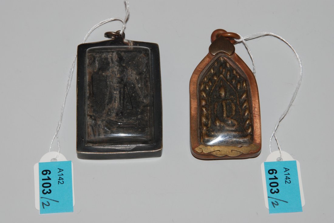 Lot: 2 buddhistische Amulette Thailand. Ton und Messing (1 of 1)