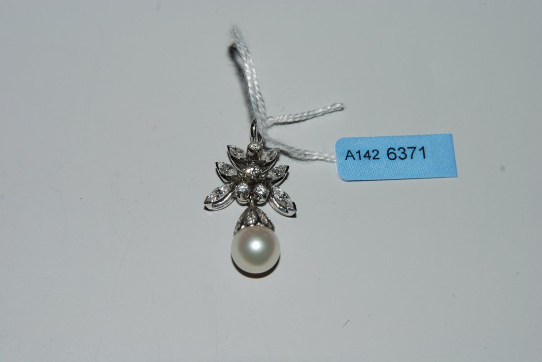Perlen-Diamant-Anhnger Bucherer. 750 Weissgold. 4: Perlen-Diamant-Anhnger Bucherer. 750 Weissgold. 4 Brillanten, 6 Navett-Diamanten und 9 Achtkant-Diamanten (1 fehlt), zus. ca. 0.70 ct 1 Akoya-Kulturperle 8,5 mm. 1,6x3 cm, 4,4 g.
