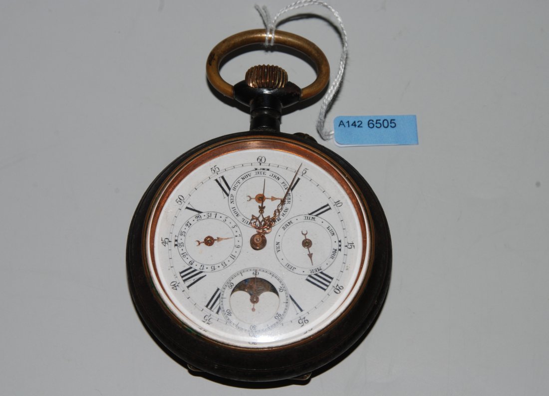 Ohne Marke Grosse, mechanische Herrentaschenuhr in: Ohne Marke Grosse, mechanische Herrentaschenuhr in geschwrztem Stahlgehuse. Referenznummer 11742, D 64 mm. Weisses Zifferblatt mit schwarzen, rmischen Stundenzahlen, arabischen Minutenzahlen und -indi