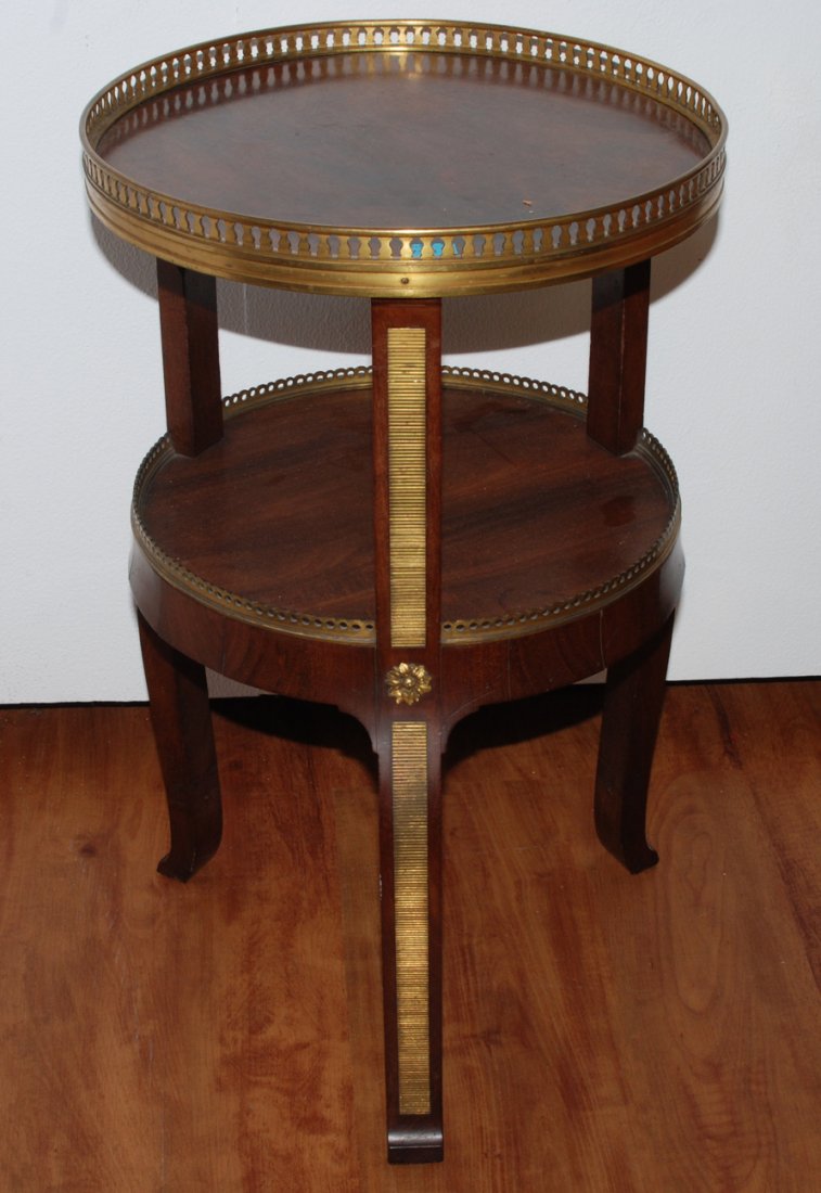 Gueridon Louis XV-Stil, 20.Jh. Mahagoni. Rundes Blatt: Gueridon Louis XV-Stil, 20.Jh. Mahagoni. Rundes Blatt mit Messinggalerie ber geschweiften Beinen mit untenliegendem Tablar. Gebrauchsspuren. D 33, H 57 cm.