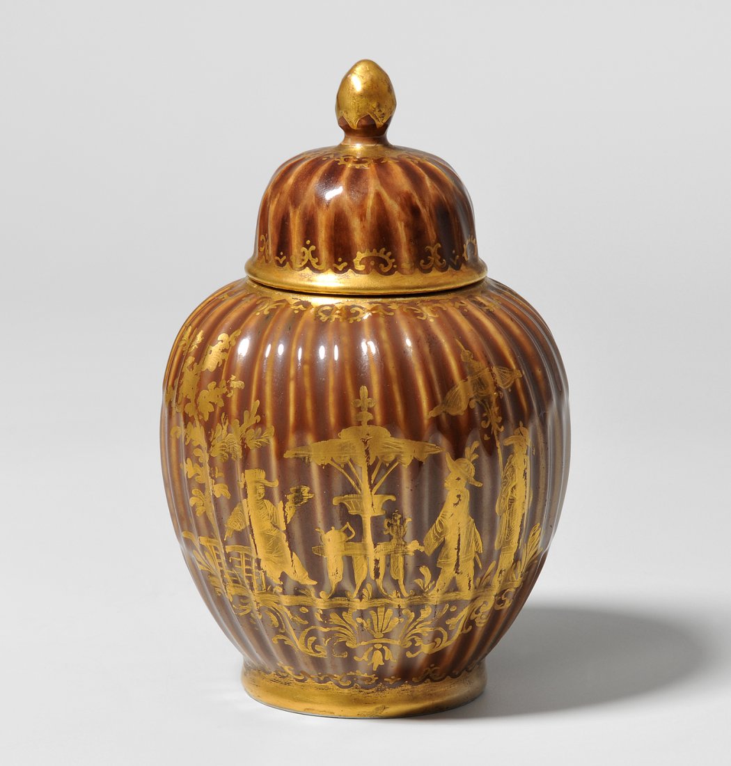 Deckeldose, Porzellan Meissen Um 1730 (Porzellan).: Deckeldose, Porzellan Meissen Um 1730 (Porzellan). Versetzte Riefelreihen, kapuzinerbrauner Fond, Goldchinesen in der Art der Werkstatt Seuter. Bezeichnet: Schwertermarke. H 12,5 cm.